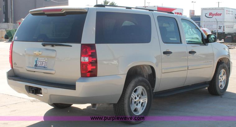 image for item H8082 2007 Chevrolet Suburban 1500 SUV