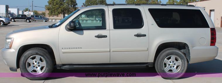 image for item H8082 2007 Chevrolet Suburban 1500 SUV