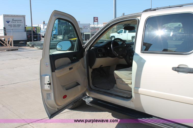 image for item H8082 2007 Chevrolet Suburban 1500 SUV