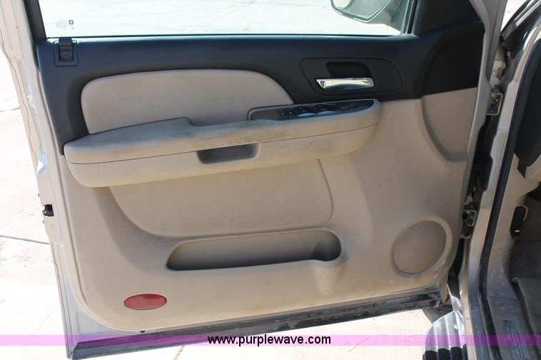 image for item H8082 2007 Chevrolet Suburban 1500 SUV