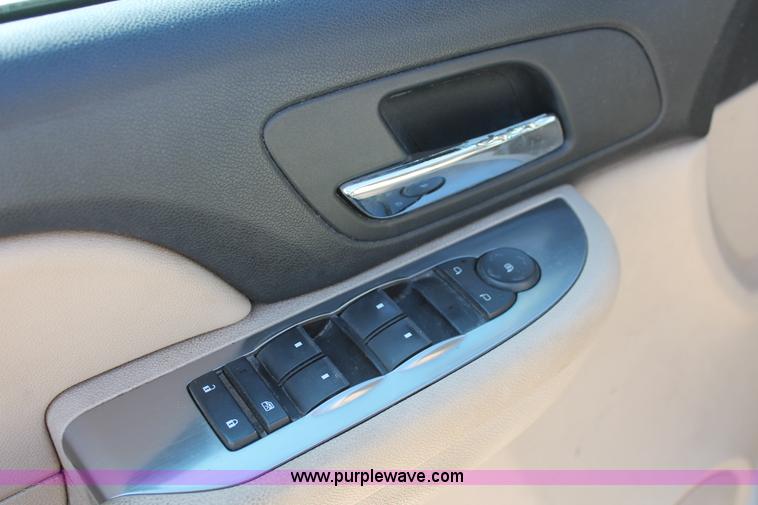 image for item H8082 2007 Chevrolet Suburban 1500 SUV