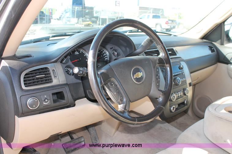 image for item H8082 2007 Chevrolet Suburban 1500 SUV