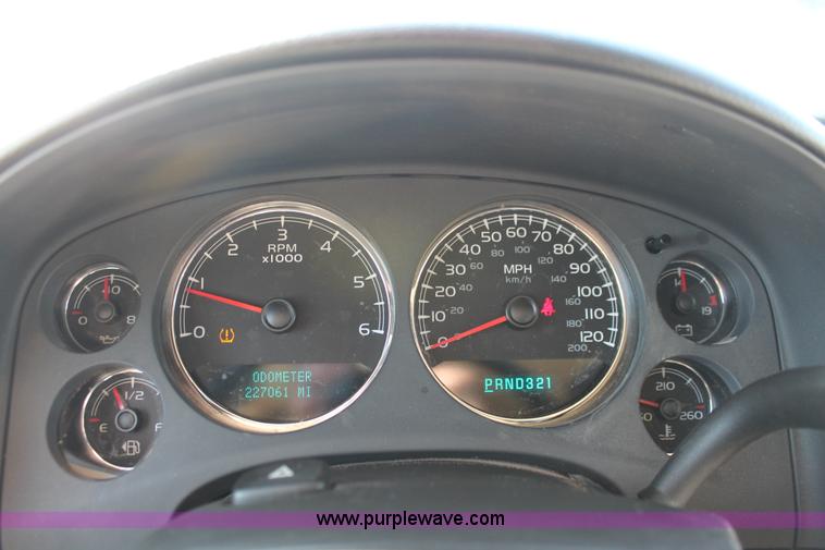 image for item H8082 2007 Chevrolet Suburban 1500 SUV