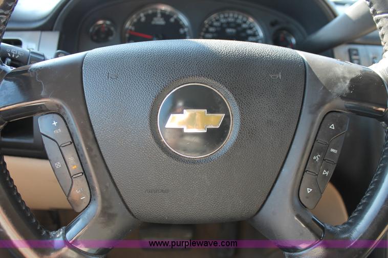 image for item H8082 2007 Chevrolet Suburban 1500 SUV