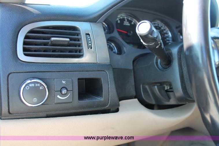 image for item H8082 2007 Chevrolet Suburban 1500 SUV