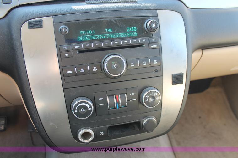 image for item H8082 2007 Chevrolet Suburban 1500 SUV