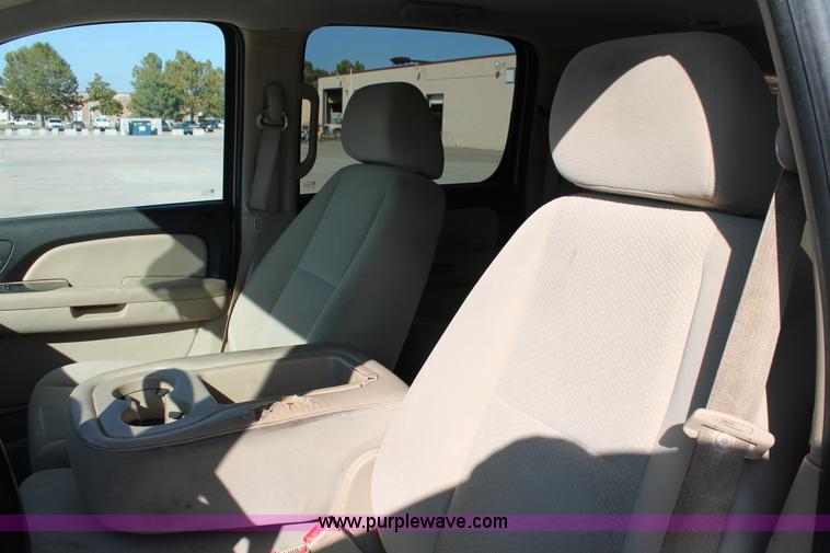 image for item H8082 2007 Chevrolet Suburban 1500 SUV