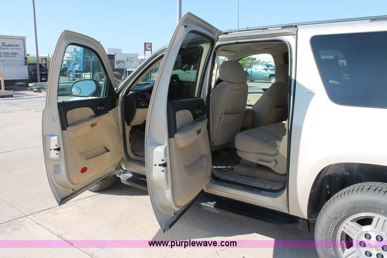 image for item H8082 2007 Chevrolet Suburban 1500 SUV