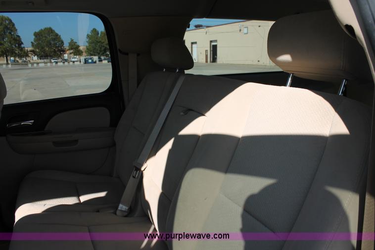 image for item H8082 2007 Chevrolet Suburban 1500 SUV