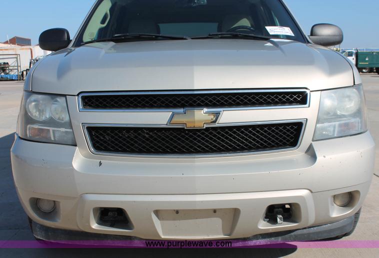 image for item H8082 2007 Chevrolet Suburban 1500 SUV