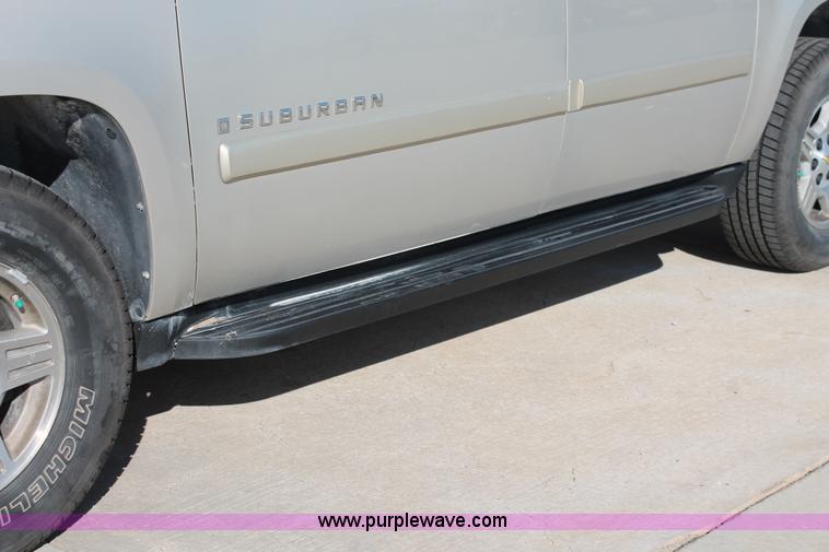 image for item H8082 2007 Chevrolet Suburban 1500 SUV