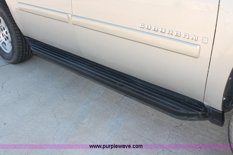 image for item H8082 2007 Chevrolet Suburban 1500 SUV