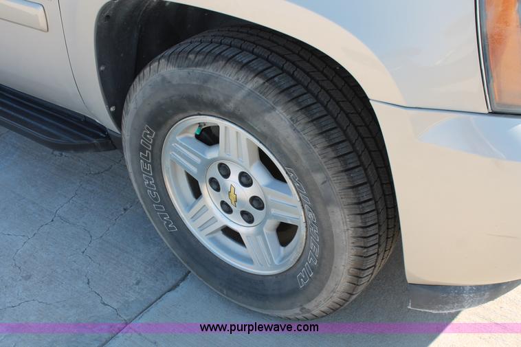 image for item H8082 2007 Chevrolet Suburban 1500 SUV