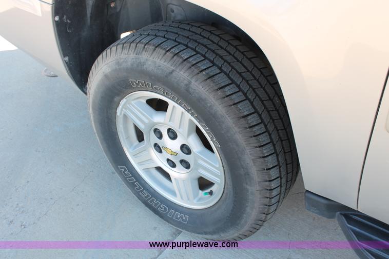 image for item H8082 2007 Chevrolet Suburban 1500 SUV