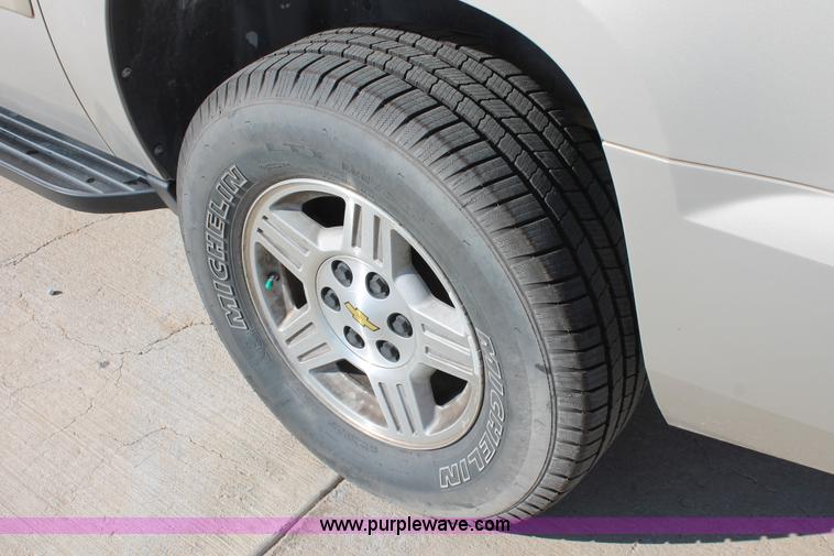 image for item H8082 2007 Chevrolet Suburban 1500 SUV
