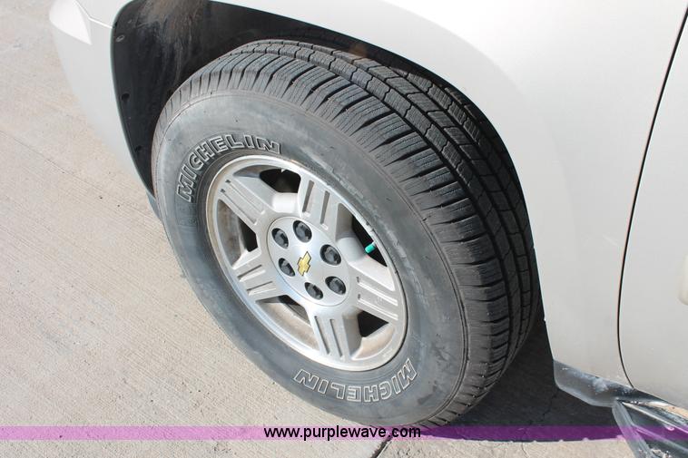 image for item H8082 2007 Chevrolet Suburban 1500 SUV