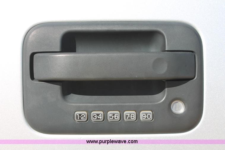 image for item H8083 2011 Ford F150 XLT SuperCrew pickup truck