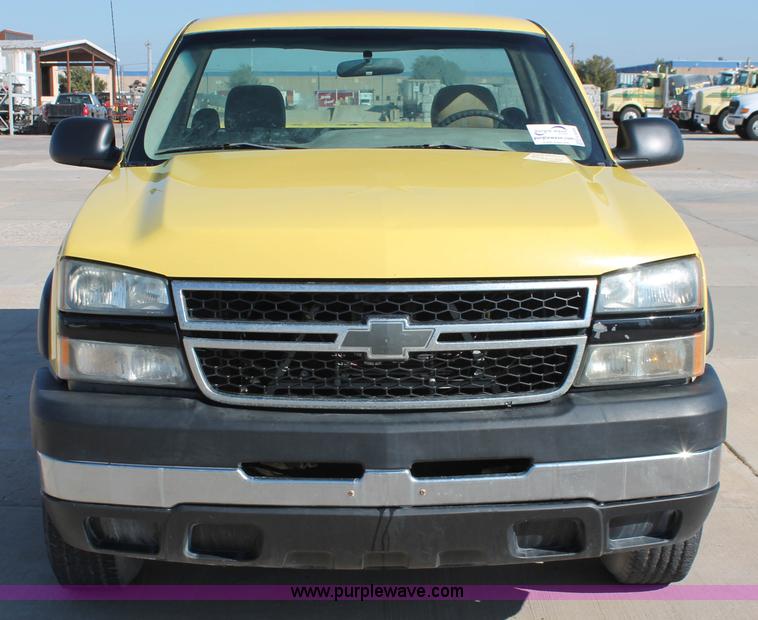 image for item H8084 2006 Chevrolet Silverado 2500HD pickup truck