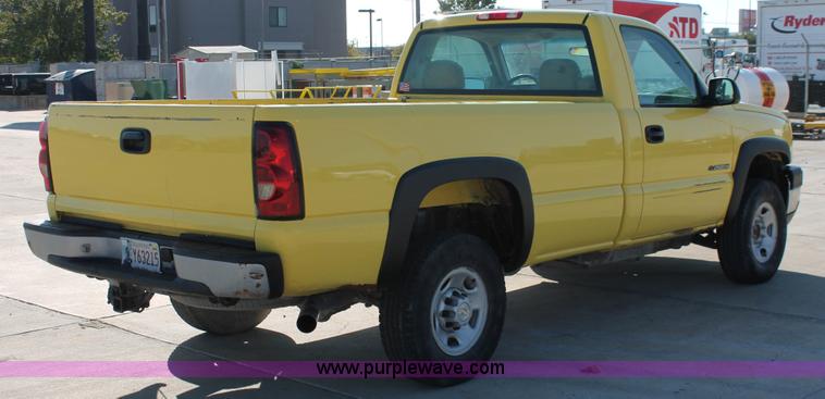 image for item H8084 2006 Chevrolet Silverado 2500HD pickup truck