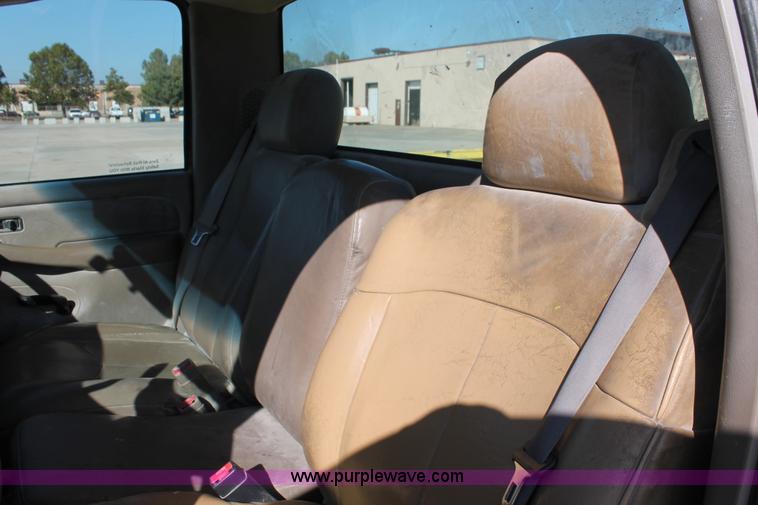 image for item H8084 2006 Chevrolet Silverado 2500HD pickup truck