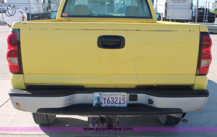 image for item H8084 2006 Chevrolet Silverado 2500HD pickup truck
