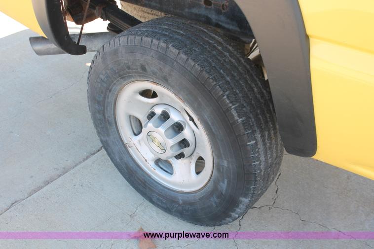 image for item H8084 2006 Chevrolet Silverado 2500HD pickup truck