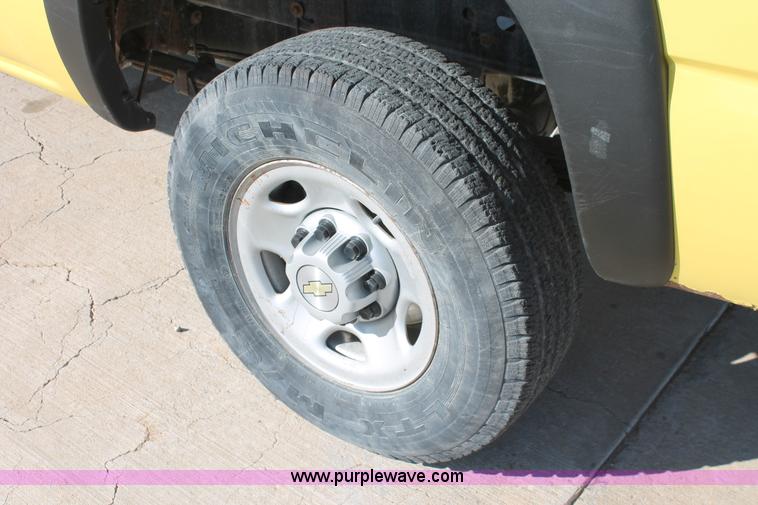 image for item H8084 2006 Chevrolet Silverado 2500HD pickup truck