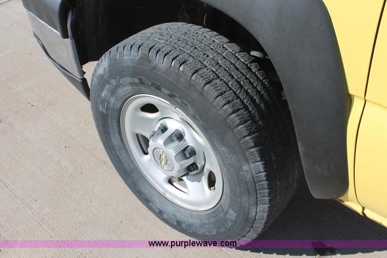 image for item H8084 2006 Chevrolet Silverado 2500HD pickup truck