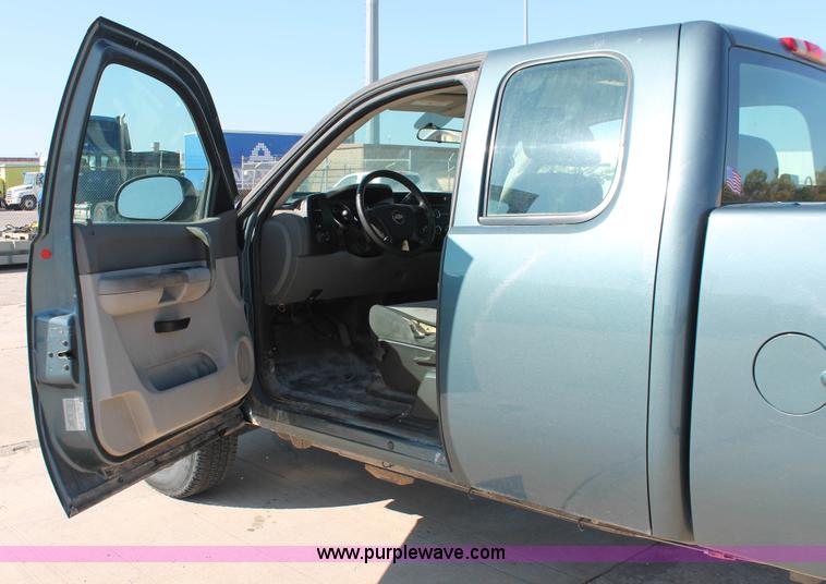 image for item H8085 2008 Chevrolet Silverado 2500HD Ext. Cab pickup truck