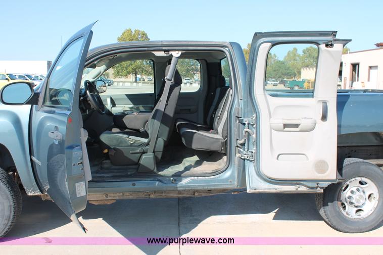 image for item H8085 2008 Chevrolet Silverado 2500HD Ext. Cab pickup truck