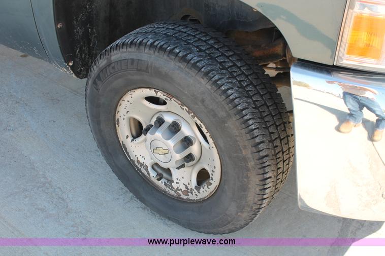 image for item H8085 2008 Chevrolet Silverado 2500HD Ext. Cab pickup truck
