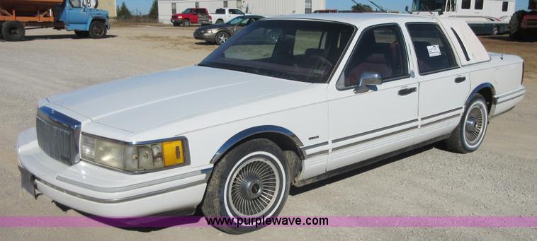 image for item I1928 1991 Lincoln Town Car Executive