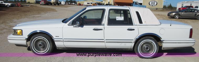 image for item I1928 1991 Lincoln Town Car Executive