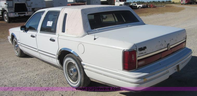 image for item I1928 1991 Lincoln Town Car Executive