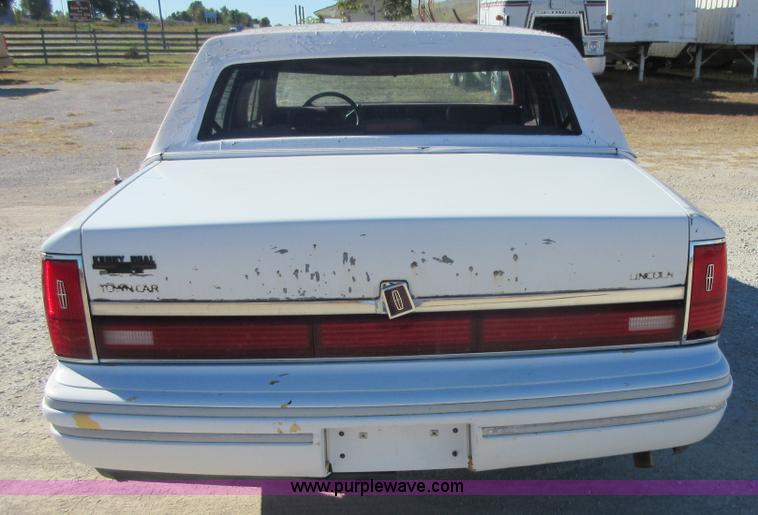 image for item I1928 1991 Lincoln Town Car Executive