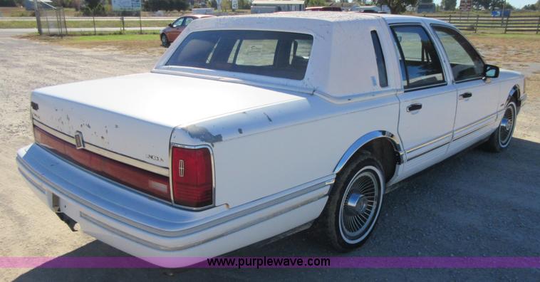 image for item I1928 1991 Lincoln Town Car Executive