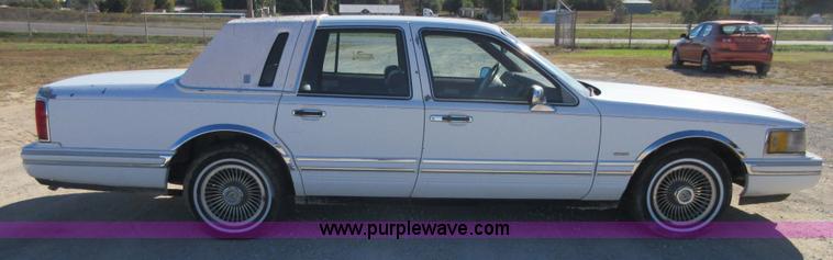 image for item I1928 1991 Lincoln Town Car Executive