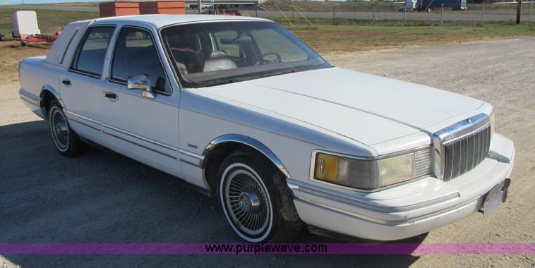 image for item I1928 1991 Lincoln Town Car Executive