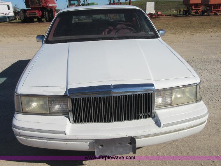 image for item I1928 1991 Lincoln Town Car Executive