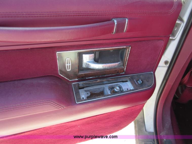 image for item I1928 1991 Lincoln Town Car Executive