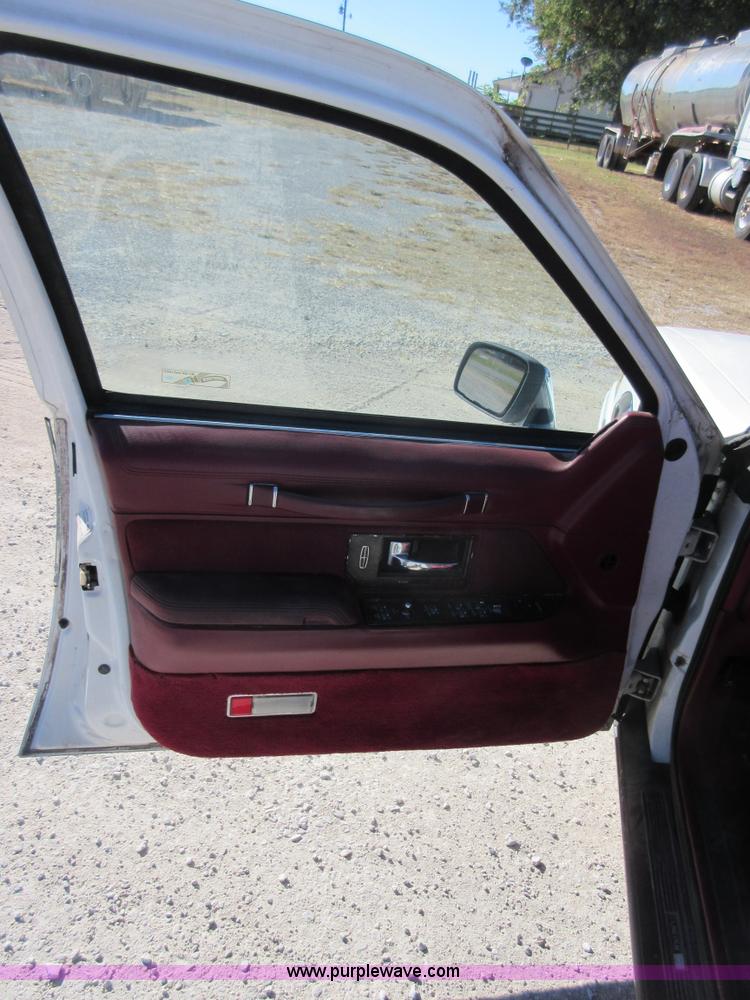 image for item I1928 1991 Lincoln Town Car Executive