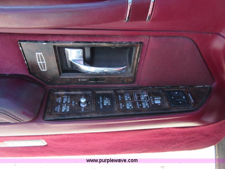 image for item I1928 1991 Lincoln Town Car Executive