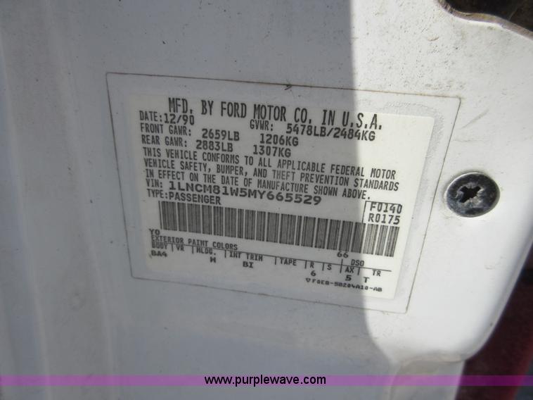 image for item I1928 1991 Lincoln Town Car Executive