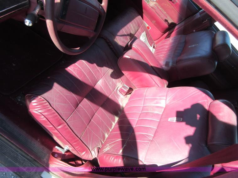 image for item I1928 1991 Lincoln Town Car Executive