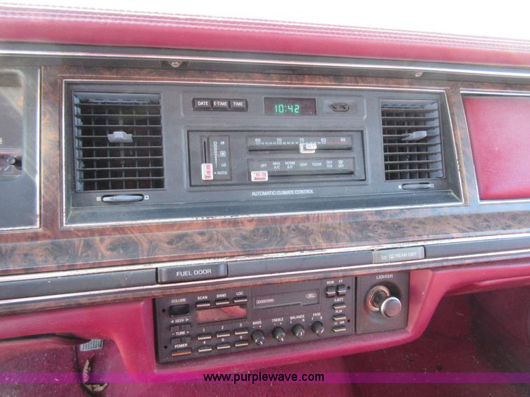 image for item I1928 1991 Lincoln Town Car Executive