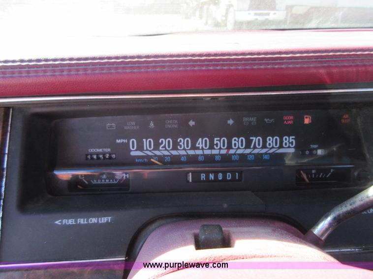 image for item I1928 1991 Lincoln Town Car Executive