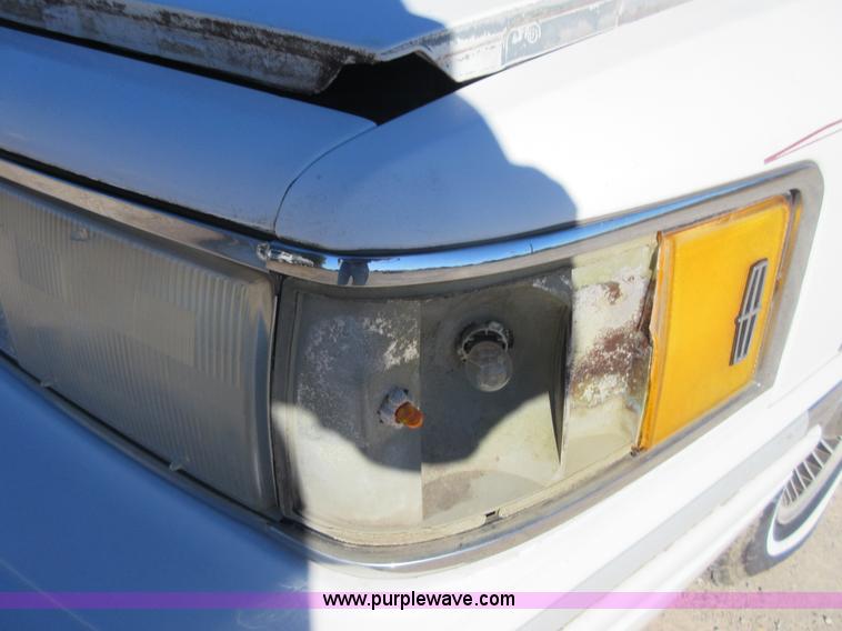 image for item I1928 1991 Lincoln Town Car Executive