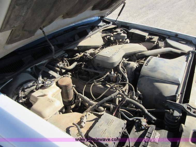 image for item I1928 1991 Lincoln Town Car Executive