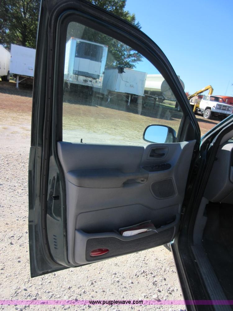 image for item I1929 2000 Ford Windstar van