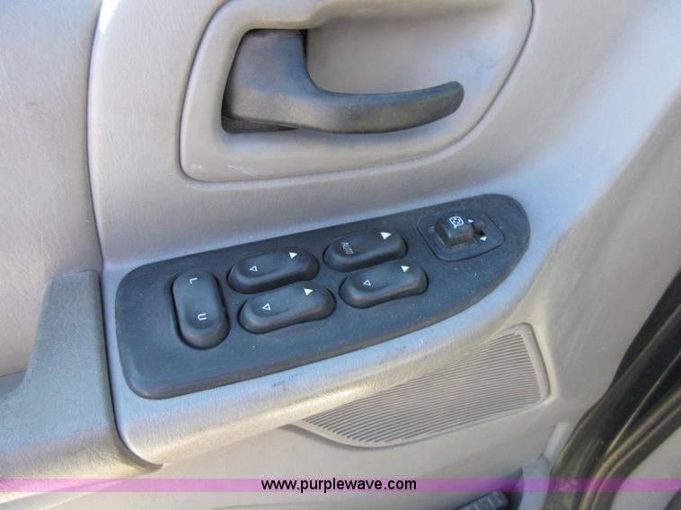 image for item I1929 2000 Ford Windstar van